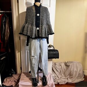 Wms Grey Black Hand Crocheted Chunky Ruffle Pleated Button Boho Retro Cape O/S